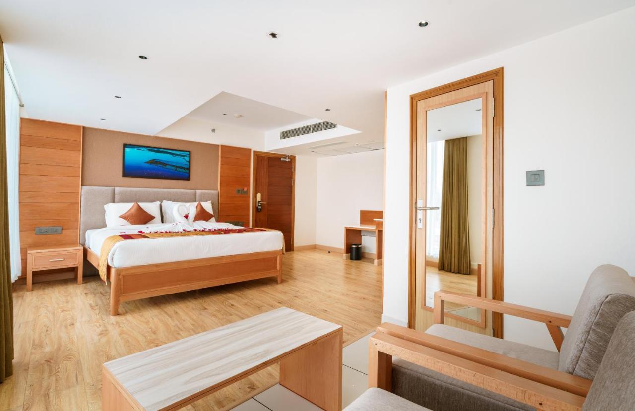 Townbridge Hotels & Suites Kochi Exterior foto