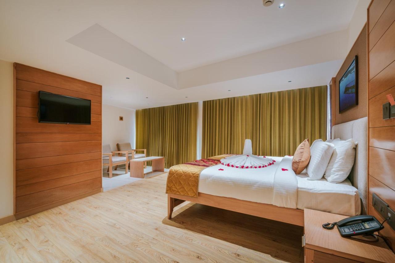 Townbridge Hotels & Suites Kochi Exterior foto