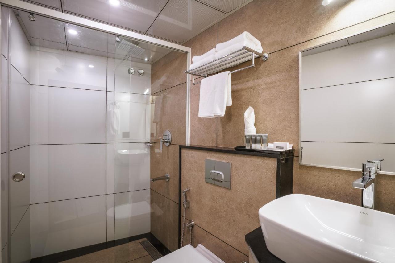 Townbridge Hotels & Suites Kochi Exterior foto