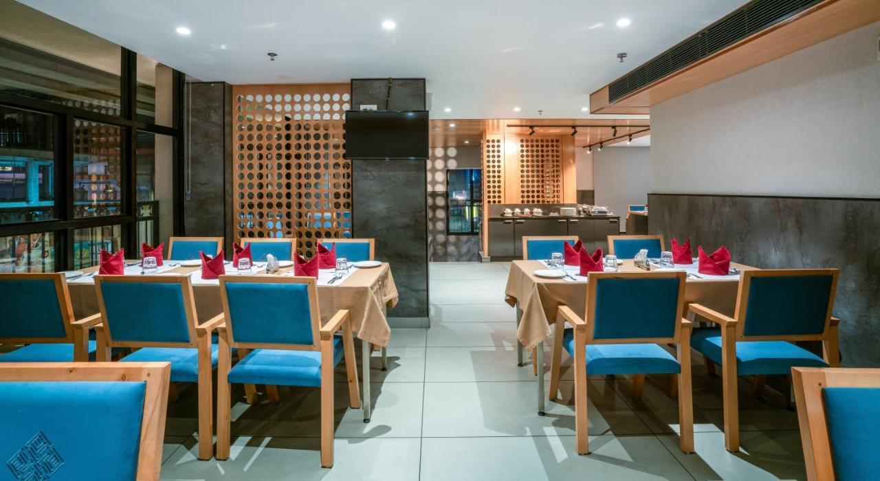 Townbridge Hotels & Suites Kochi Exterior foto