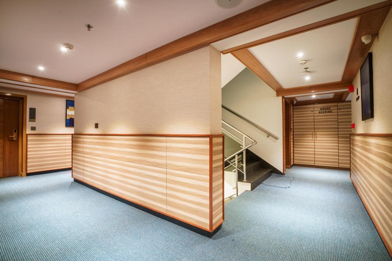 Townbridge Hotels & Suites Kochi Exterior foto
