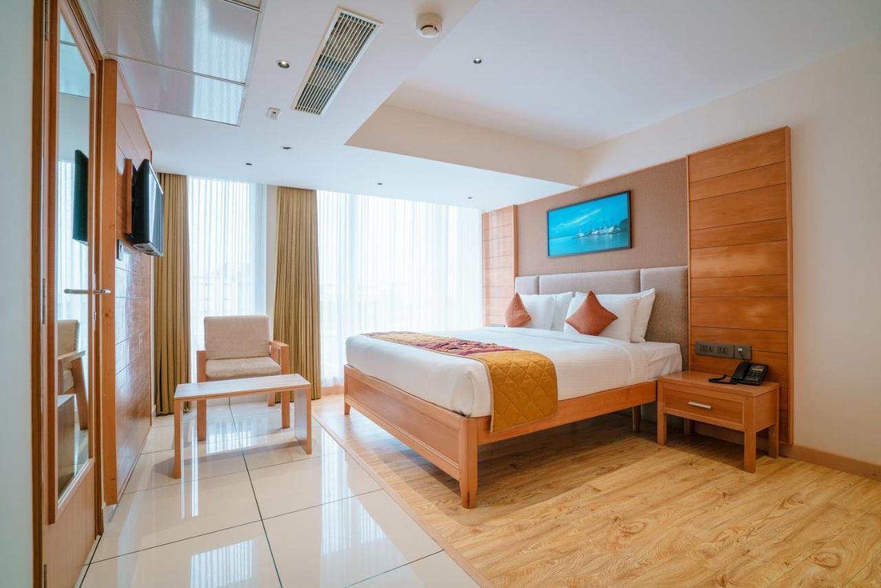 Townbridge Hotels & Suites Kochi Exterior foto