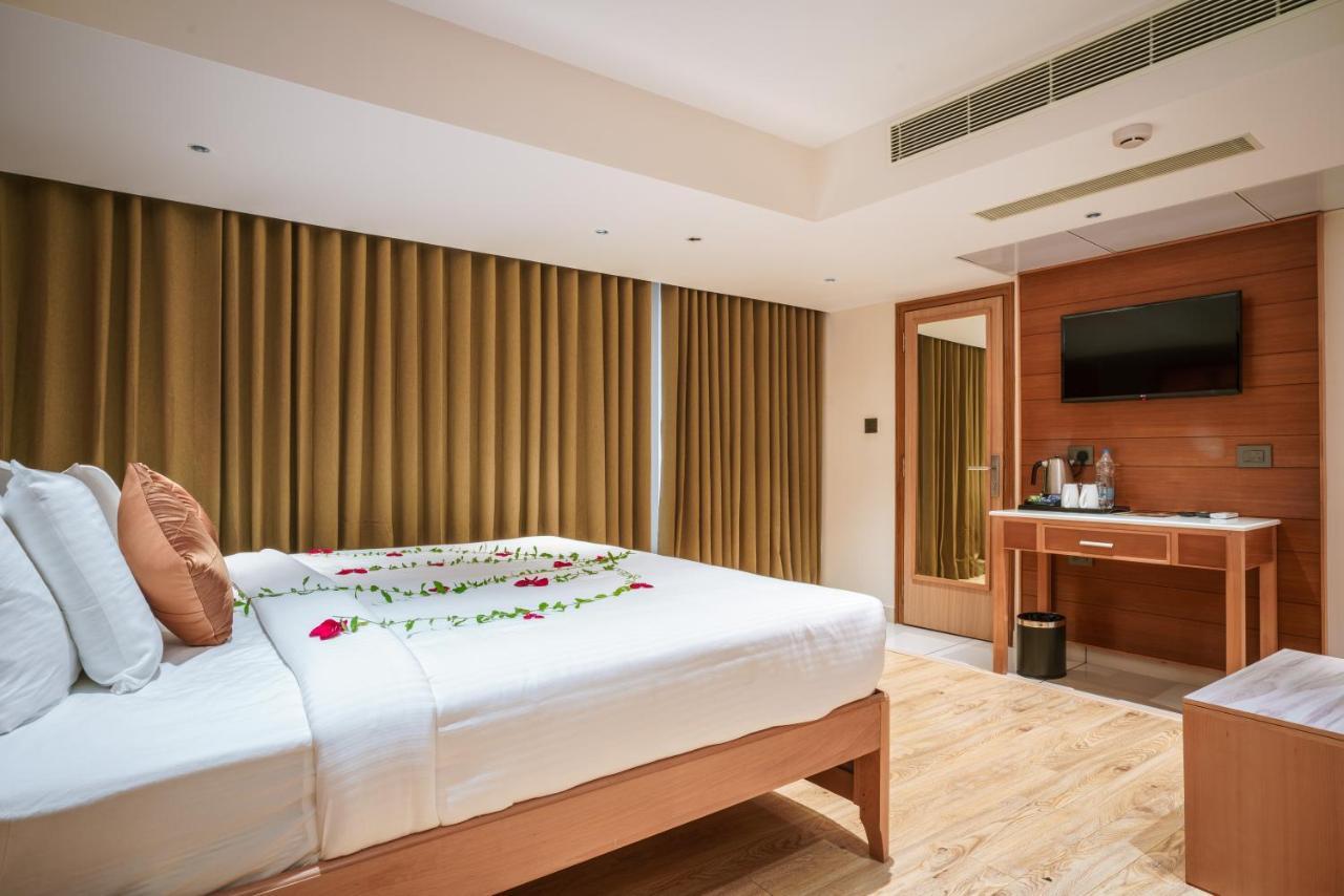 Townbridge Hotels & Suites Kochi Exterior foto