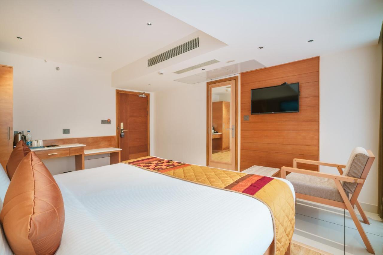 Townbridge Hotels & Suites Kochi Exterior foto