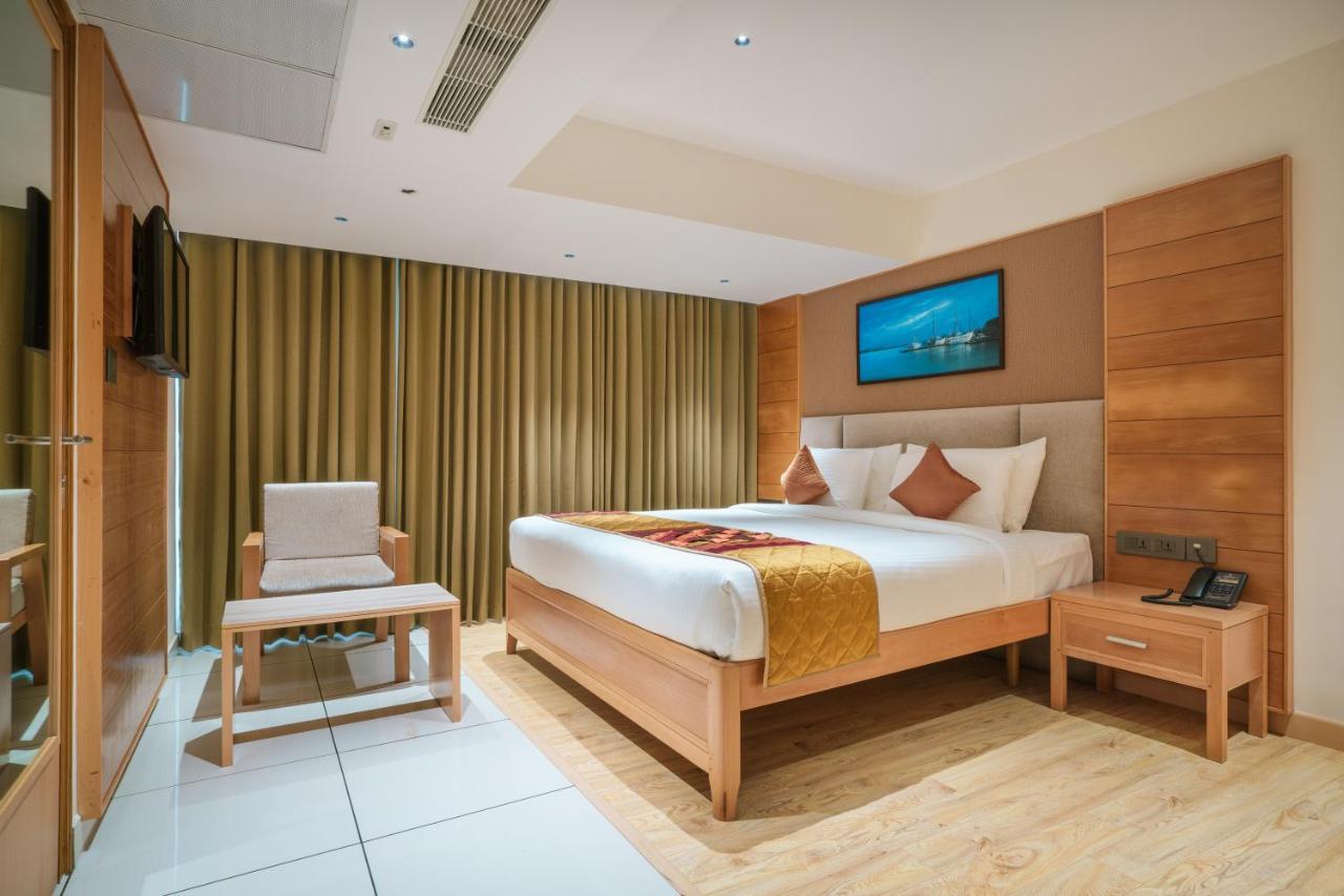 Townbridge Hotels & Suites Kochi Exterior foto