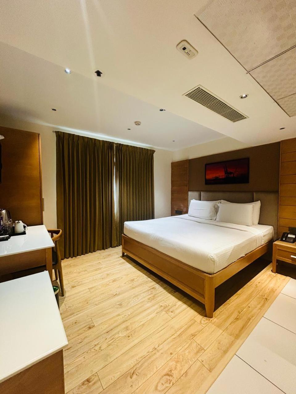 Townbridge Hotels & Suites Kochi Exterior foto